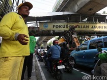 Video Imbas Ditabrak Truk Alat Berat, JPO Tendean Jaksel Dibongkar Total