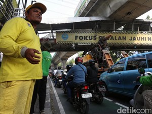 Pelajaran Penting agar Tak Ada Lagi Kasus Truk Nyangkut yang Bikin Macet Parah