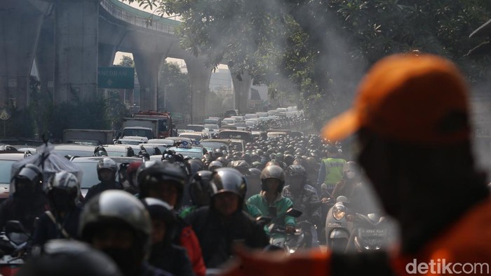 Penampakan JPO Tendean Jaksel Nyaris Roboh Ditabrak Truk