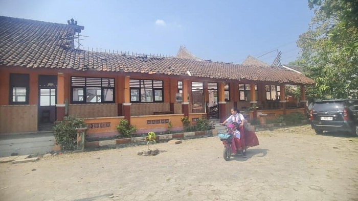 Penampakan ruangan di SDN Tanggirejo, Tegowanu, Grobogan yang atapnya ambrol, Selasa (14/7/2026).