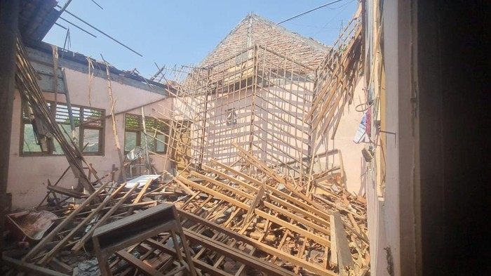 Penampakan ruangan di SDN Tanggirejo, Tegowanu, Grobogan yang atapnya ambrol, Selasa (14/7/2026).