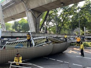 Penampakan Terkini Pembongkaran JPO Tendean, Dipotong Beberapa Bagian