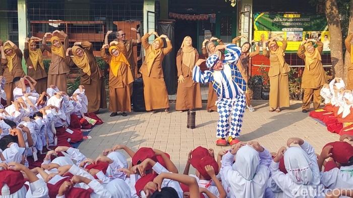 Penampilan komunitas badut Cimahi kala hibur siswa dan guru SDN Cibeber Mandiri