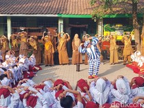 Kala Siswa SD Belajar Mandiri Lewat Sulap Badut Cimahi