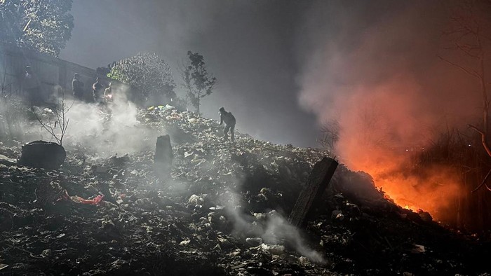 Penutupan permanen area sampah yang menggunung di pinggir Jalan Raya Ciganitri