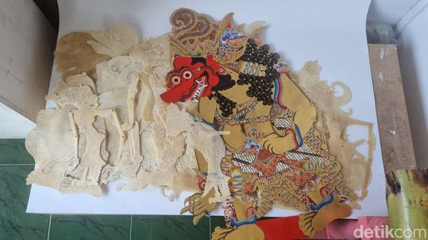 Wayang kulit buatan Subandi perajin asal Gendeng, Bangunjiwo, Kasihan, Bantul, Subandi Giyanto (68) saat menunjukkan karyanya, Selasa (14/7/2026).