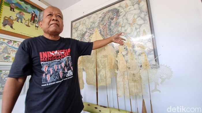 Perajin wayang kulit asal Gendeng, Bangunjiwo, Kasihan, Bantul, Subandi Giyanto (68) saat menunjukkan karyanya, Selasa (14/7/2026).
