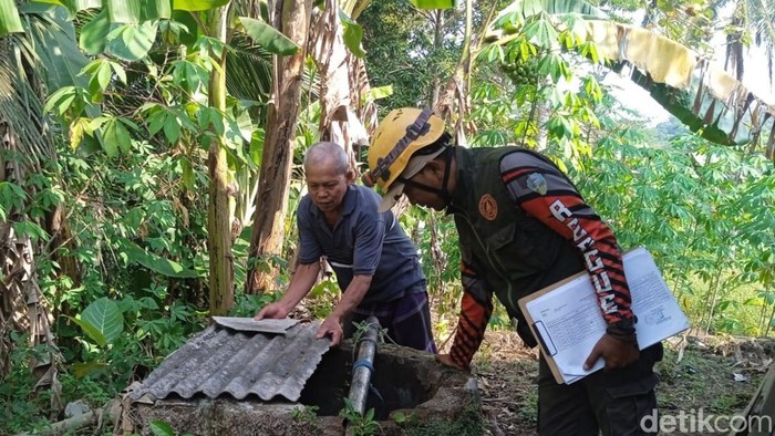 Petugas BPBD saat melakukan pemetaan wilayah rawan kekeringan di wilayah Kecamatan Purbaratu Tasikmalaya.