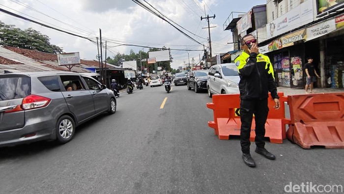 Petugas dari Polres Bogor sedang melakukan pengaturan lalu lintas di jalur Puncak, Bogor