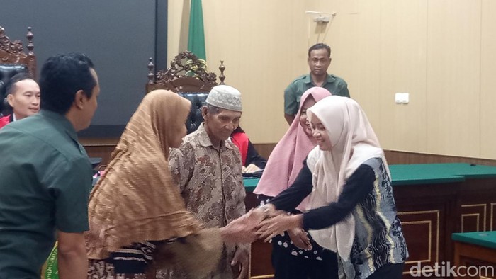 Pihak terdakwa dan korban saling bersalaman dihadapan Majelis Hakim saat persidangan di PN Blora, Selasa (14/7/2026).