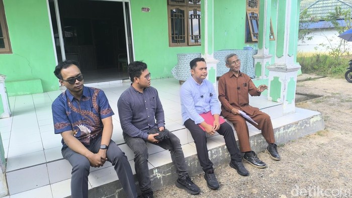 Pimpinan Pondok Modern Ibadurrahman bersama pengacara saat memberikan hak jawab terkait pencabutan NSP.