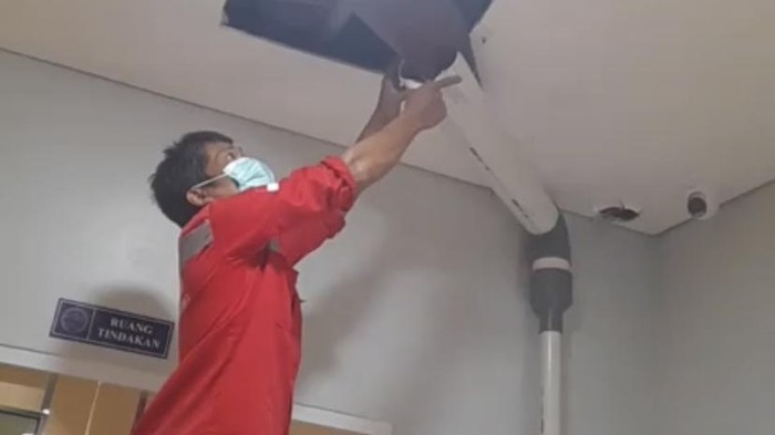 Pipa diduga dari air comberan bocor di IGD RS Elim Rantepao, Toraja Utara.