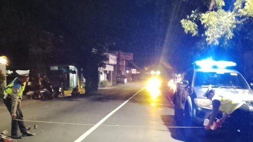 Polisi melakukan olah TKP dugaan tabrak lari di Jalan Singaraja-Seririt KM 13,100, tepatnya di depan Hotel Puri Lovina, Desa Kaliasem, Kecamatan Banjar, Buleleng, Bali, Selasa (14/7/2026). (Foto: Polres Buleleng)