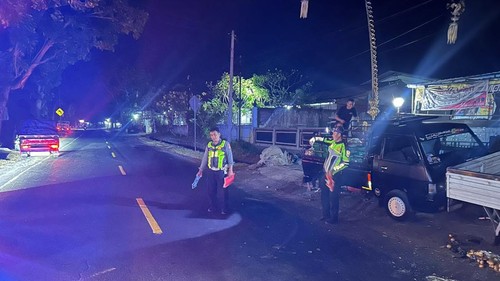 Polisi melakukan olah TKP kecelakaan mobil Suzuki APV dan pikap Isuzu Traga di jalur Denpasar Gilimanuk, Desa Banyubiru, Kecamatan Negara, Jembrana, Senin (13/7/2026). (Foto: Polres Jembrana)