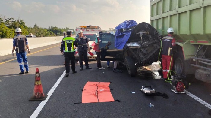 Polisi melakukan olah TKP Pajero tabrak truk di Tol Palembang-Prabumulih