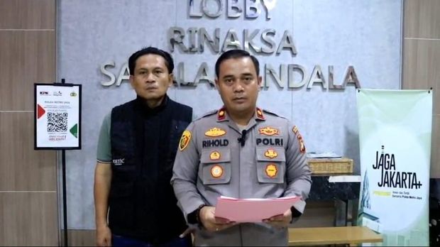 Polisi menangkap wanita yang bekerja sebagai asisten rumah tangga, NS (33), karena melakukan pencurian dan penggelapan uang senilai Rp 450 juta milik majikannya di Kalideres, Jakarta Barat.