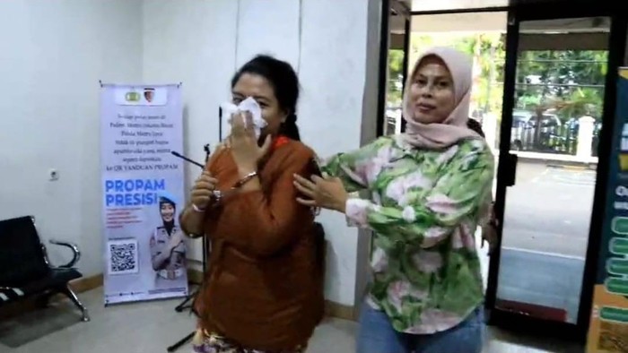 Polisi menangkap wanita yang bekerja sebagai asisten rumah tangga, NS (33), karena melakukan pencurian dan penggelapan uang senilai Rp 450 juta milik majikannya di Kalideres, Jakarta Barat.