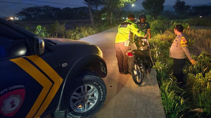 Polisi menemukan motor di semak-semak Bogor, usai membubarkan balap liar, Minggu (12/7) malam.
