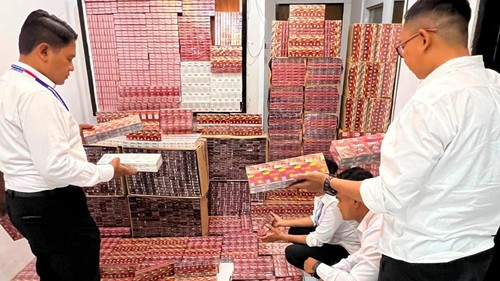 Personel Ditreskrimsus Polda NTT saat menyita ribuan bungkus rokok ilegal di empat kabupaten di NTT, Senin (13/7/2026).