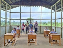Wajah Ceria Siswa SD di Pedalaman Landak, Kini Punya Meja Kursi Baru