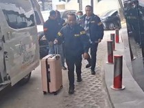 Polri Sambangi Kejagung, Bawa Koper Merah Muda Terkait 3 Kasus Korupsi