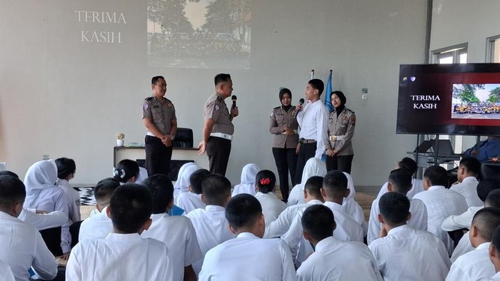 Polwan dan Polki Polres Mojokerto memberikan edukasi soal keselamatan berkendara dan pencegahan bullying.