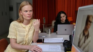 Model Anastasia Kostromitina beraktivitas di studio foto. Ia mengaku awalnya tidak nyaman dibandingkan dengan Erling Haaland, namun kini memanfaatkan popularitas tersebut untuk mendukung kariernya di dunia modeling. REUTERS/Ramil Sitdikov