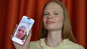 Anastasia Kostromitina memperlihatkan ekspresi yang menyerupai Erling Haaland saat sesi pemotretan. Unggahan videonya di media sosial menarik perhatian jutaan pengguna internet. REUTERS/Ramil Sitdikov
