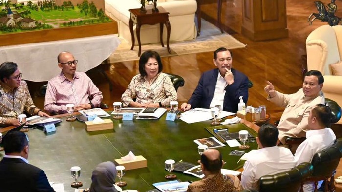 Prabowo menggelar rapat terbatas bersama jajaran DEN Luhut dkk di Hambalang, Bogor, Selasa (14/7/2026).