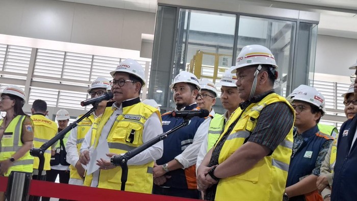 Pramono Anung usai meninjau proyek LRT Jakarta (Belia/detikcom)