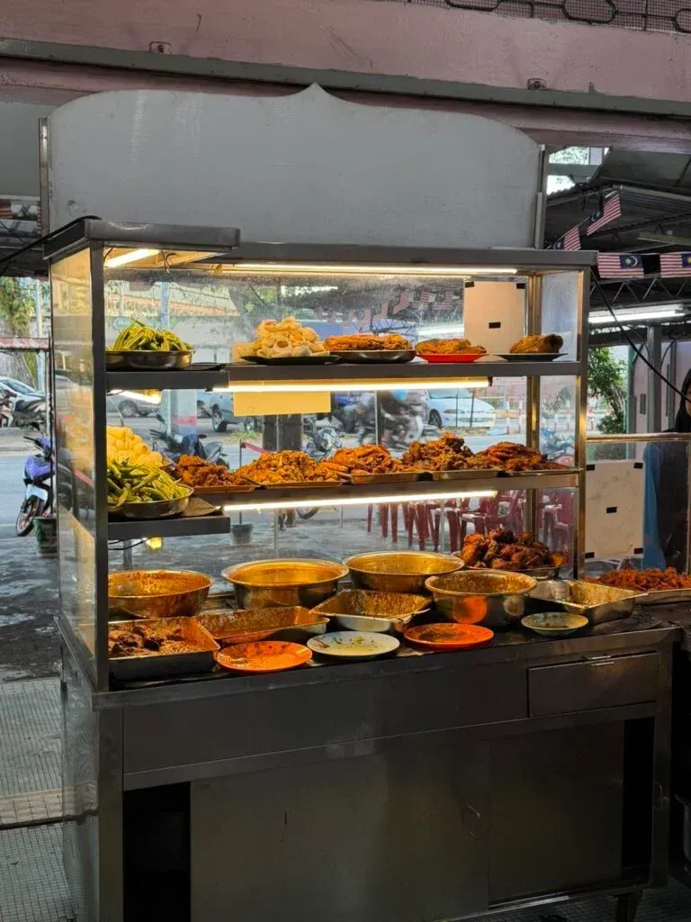 Pria bikin onar di restoran nasi kandar