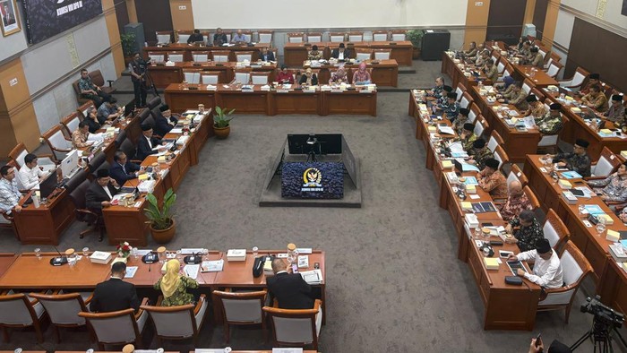 Rapat kerja Menhaj Mochamad Irfan Yusuf atau Gus Irfan dengan Komisi VIII DPR di kompleks parlemen, Senayan, Jakarta, Selasa (14/7/2026).