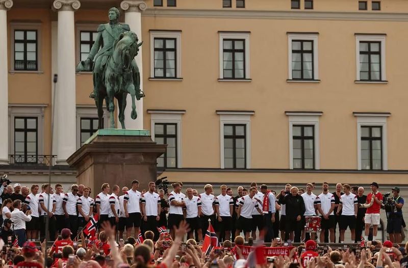 Ratusan ribu warga Norwegia tumpah ruah di Oslo untuk sambut Timnas Norwegia Ratusan ribu warga Norwegia tumpah ruah di Oslo untuk sambut Timnas Norwegia