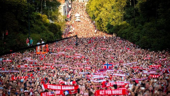 Ratusan ribu warga Norwegia tumpah ruah di Oslo untuk sambut Timnas Norwegia