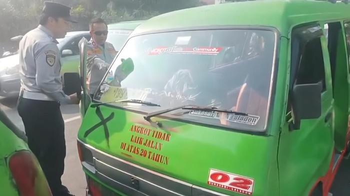 Razia angkot tua di Kota Bogor (Sholihin/detikcom)
