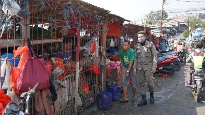 Satpol PP Kabupaten Bogor menertibkan sejumlah lapak PKL dan parkir liar di sekitar Pasar Citeureup untuk mengurai kemacetan. (Dok. Istimewa)