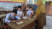 Menurut Solekan, berkurangnya jumlah siswa bukan karena anak-anak putus sekolah, melainkan banyak yang memilih melanjutkan pendidikan ke pondok pesantren. Keputusan tersebut diambil orang tua karena lokasi SMP cukup jauh dari permukiman, sementara akses jalan menuju sekolah sulit dilalui, terutama saat musim hujan dan banjir rob.