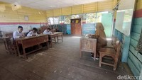 Guru Kelas 5 SDN 4 Kupang, Solekan Tahib, mengatakan hingga saat ini jumlah seluruh siswa yang masih belajar di sekolah tersebut hanya tersisa 12 orang. 