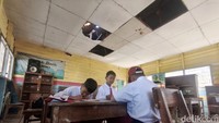 Letak sekolah yang berada di tengah hamparan sawah, tambak, dan dekat muara laut membuat akses menuju sekolah cukup sulit. 