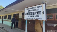 Minimnya transportasi umum serta kondisi jalan yang kerap becek dan terdampak banjir rob menjadi kendala utama bagi masyarakat untuk menyekolahkan anaknya di SD tersebut.