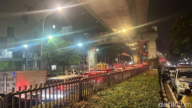 Sejumlah rekayasa lalin masih diberlakukan di sekitar Jalan Tendean, Jaksel imbas pembongkaran JPO. Jalan arah Blok M masih ditutup. (Taufiq/detikcom)