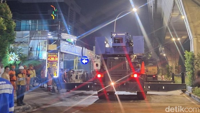 Rekayasa lalin masih diberlakukan di sekitar Jalan Tendean, Jaksel, imbas pembongkaran JPO. Jalan arah Blok M masih ditutup. (Taufiq/detikcom)