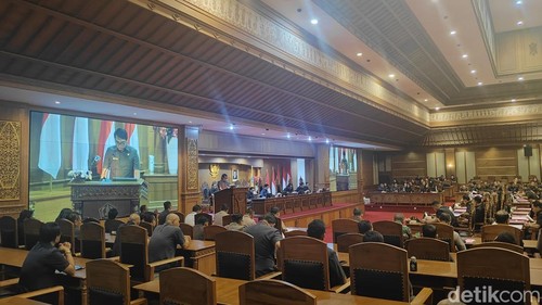 Sekretaris Fraksi Gerindra DPRD Badung, Ida Bagus Gede Putra Manubawa, saat membacakan pandangan umum fraksi dalam sidang paripurna di Gedung DPRD Badung, Senin (13/7/2026). (Foto: Agus Eka/detikBali)