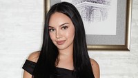 Shafa Harris yang beberapa waktu lalu operasi hidung dikira Megan Fox dengan penampilan terbaru. Cantik banget wow. Kirain tadi Megan Fox, komen DJ Yasmin. (Foto: dok Instagram shafaharris)