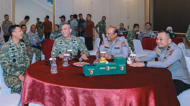 Silaturahmi Kapolda Jatim ke Markas Kodam V/Brawijaya. Silaturahmi Kapolda Jatim ke Markas Kodam V/Brawijaya.