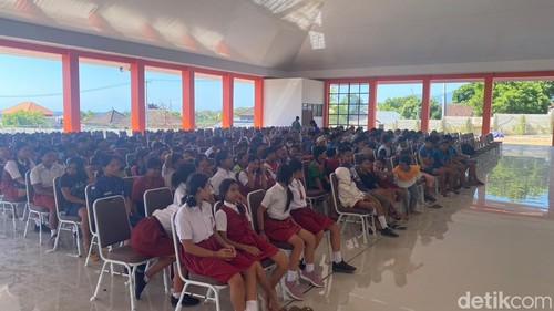 siswa di Sekolah Rakyat Terintegrasi 3 Provinsi Bali terlihat bahagia saat menerima seragam, Selasa (14/7/2026) (foto: I Wayan Selamat Juniasa)