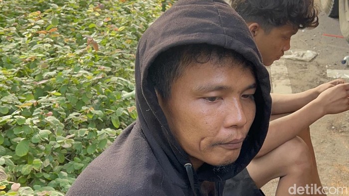 Sopir truk bernama Andre (28), yang menabrak JPO Tendean, Jaksel. (Adhfar/detikcom)