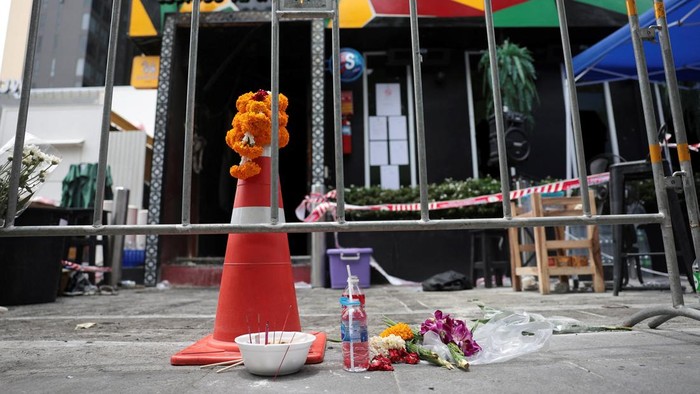 Suasana duka menyelimuti Bangkok, Thailand, sehari setelah kebakaran maut melanda bar Rong Beer Na Lat Phrao. Pada Selasa (14/7/2026), bunga, lilin, dan berbagai persembahan tampak diletakkan di depan lokasi kejadian sebagai bentuk penghormatan kepada para korban yang kehilangan nyawa dalam insiden tersebut. REUTERS/Chalinee Thirasupa
