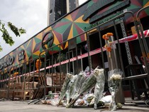 Suasana Duka di Bangkok, Bunga dan Persembahan Mengalir untuk Korban Kebakaran Bar