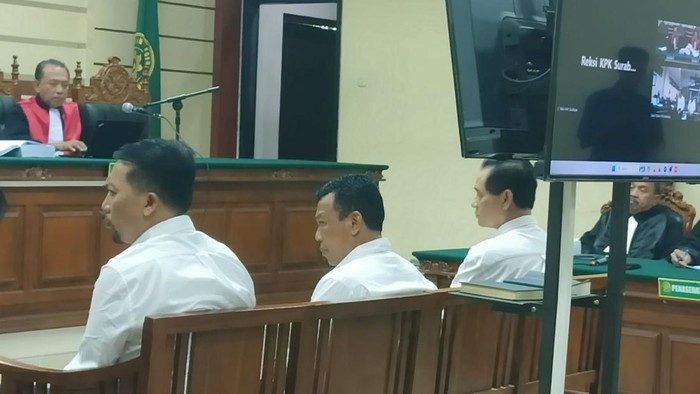 Bupati nonaktif Ponorogo Sugiri Sancoko saat menjalani sidang tuntutan di Pengadilan Tipikor Surabaya